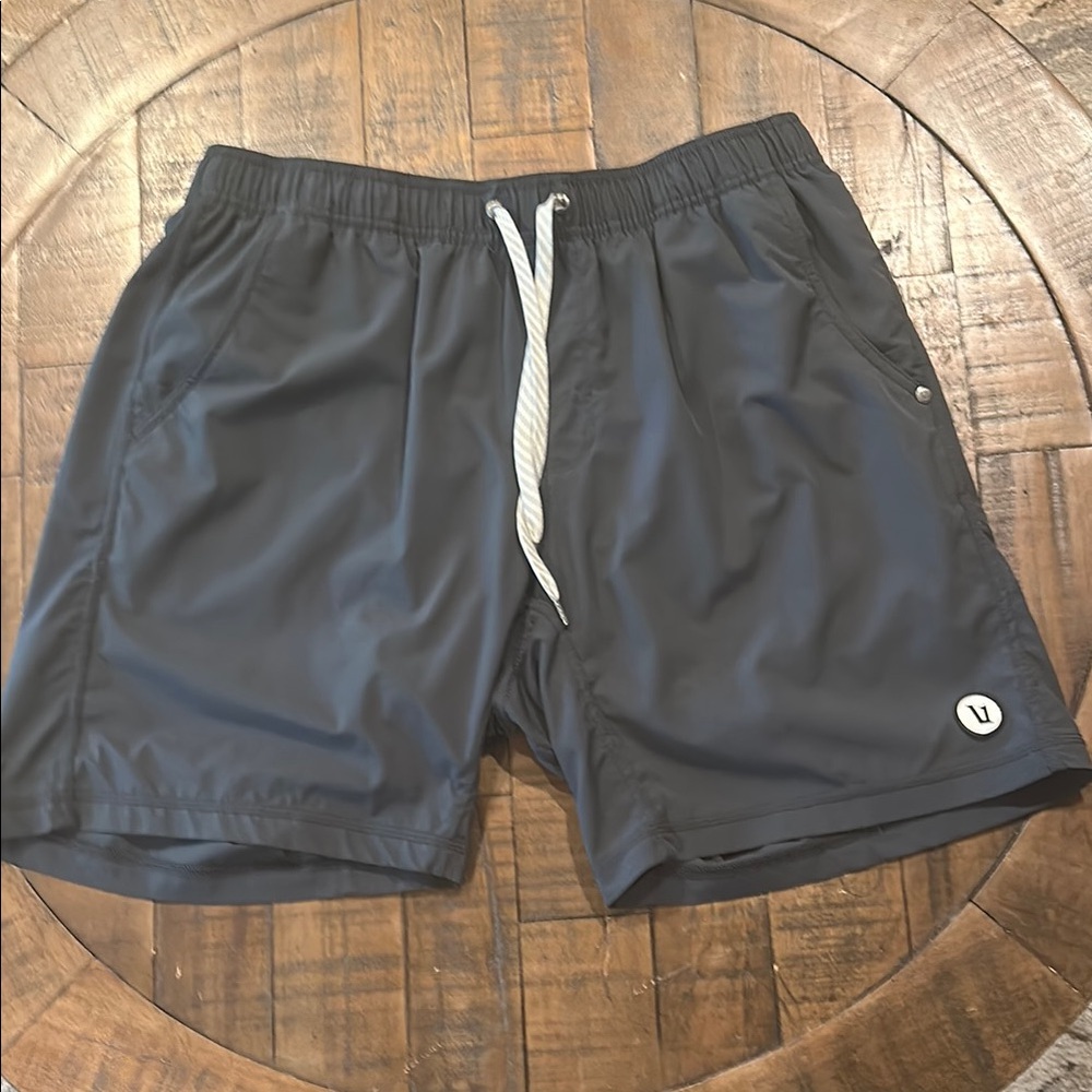 Vuori Men's Kore lined Shorts charcoal gray